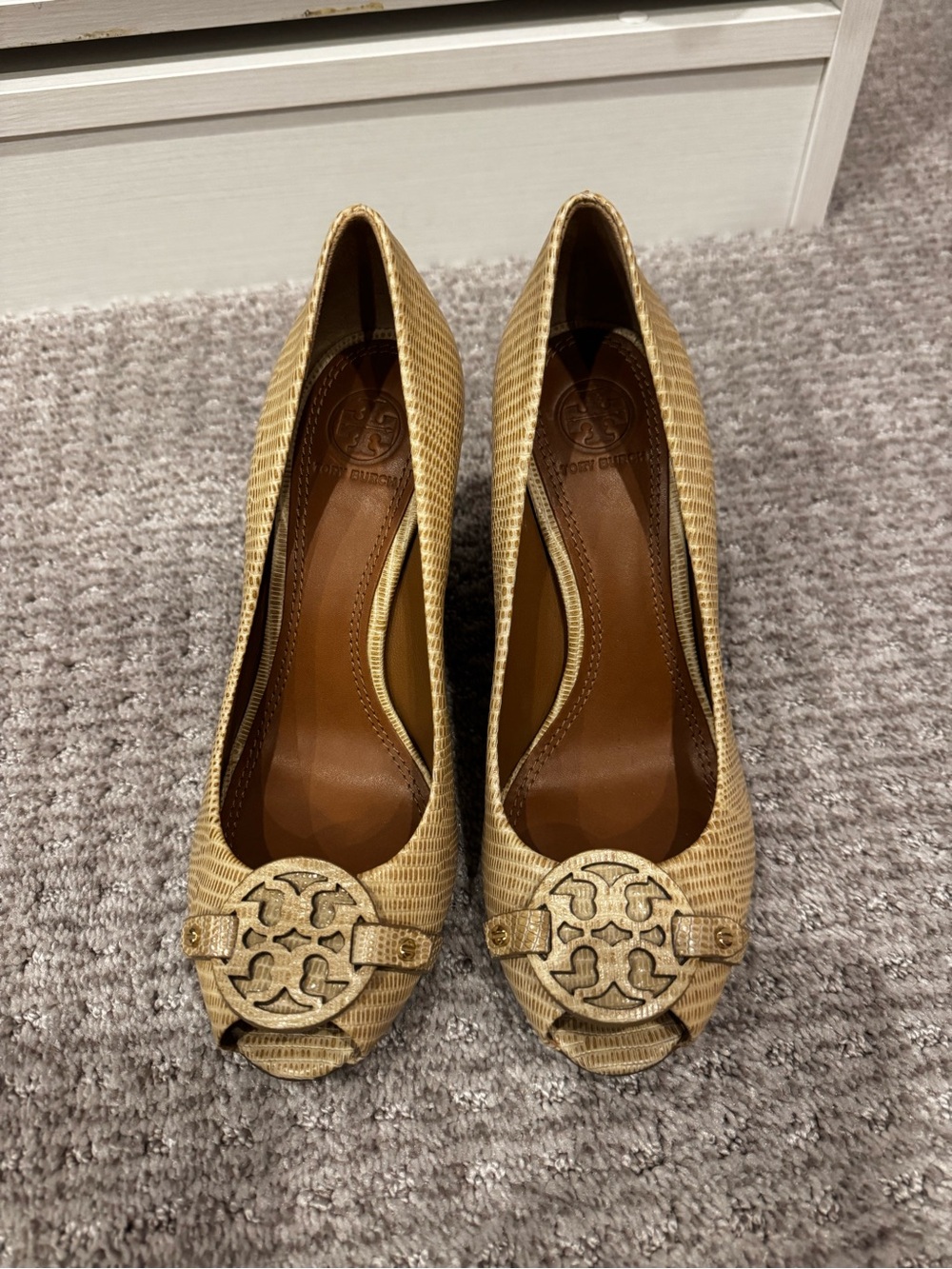 Tory Burch Beige Gold Woven Peep-Toe Heels with Logo Medallion